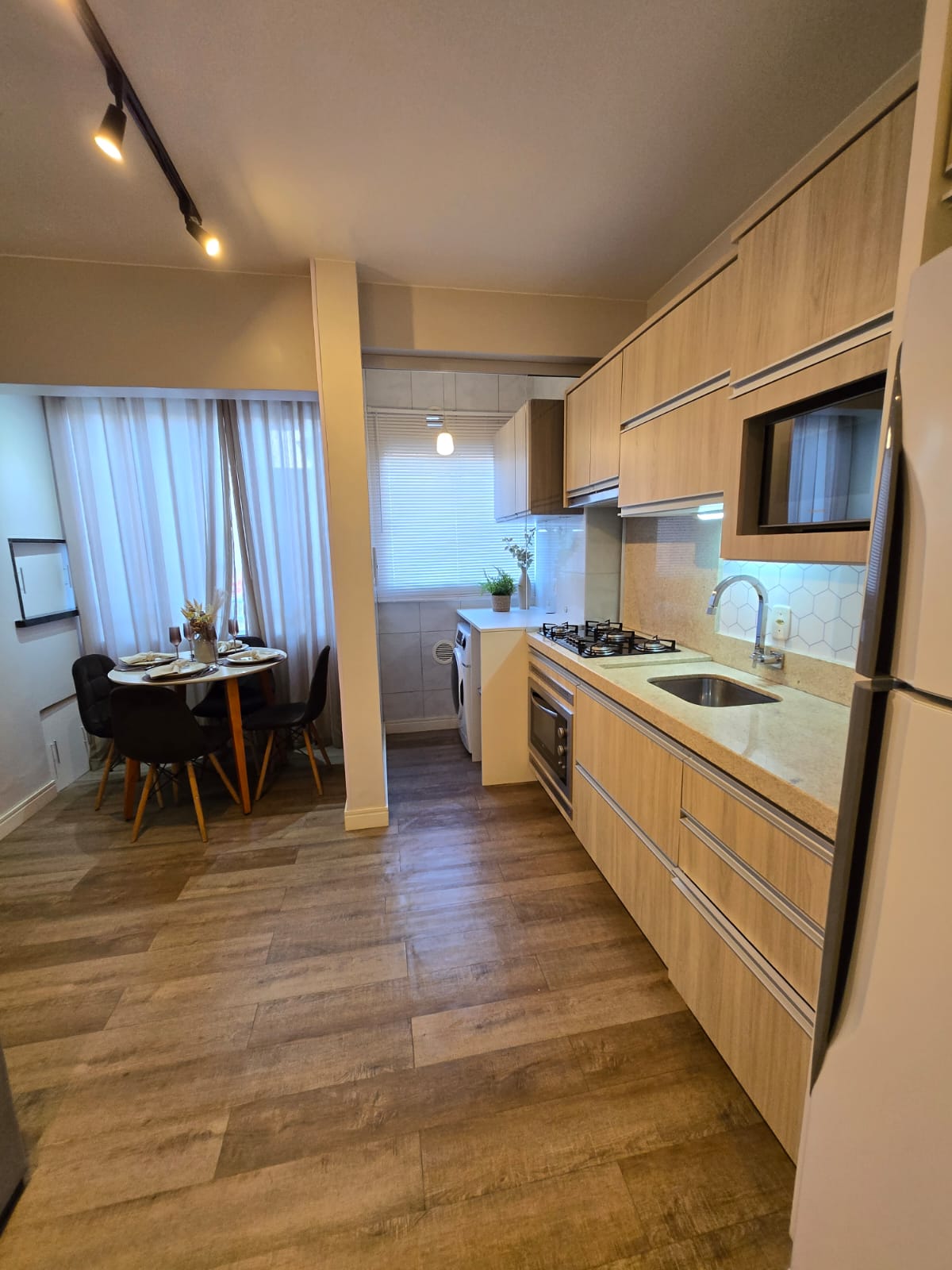 Cozinha planejada completa com mesa de jantar