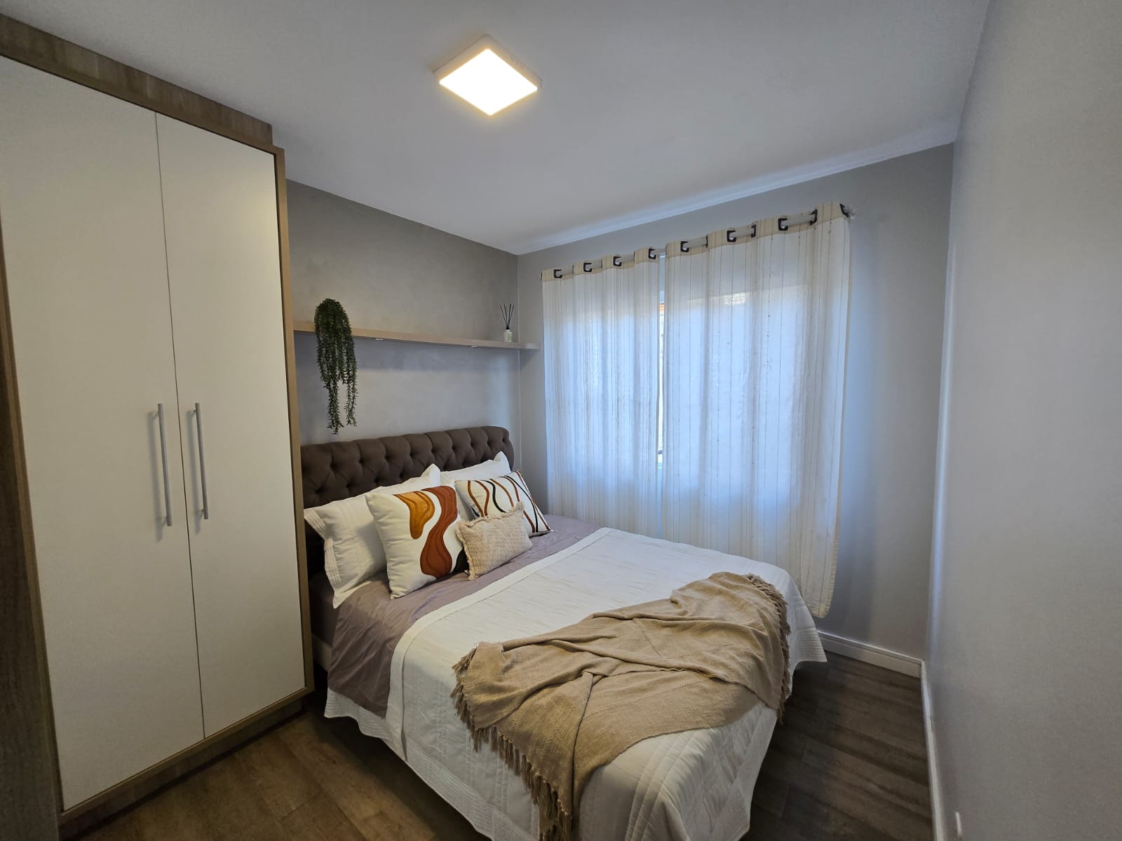 Segundo quarto com cama de casal e guarda-roupa